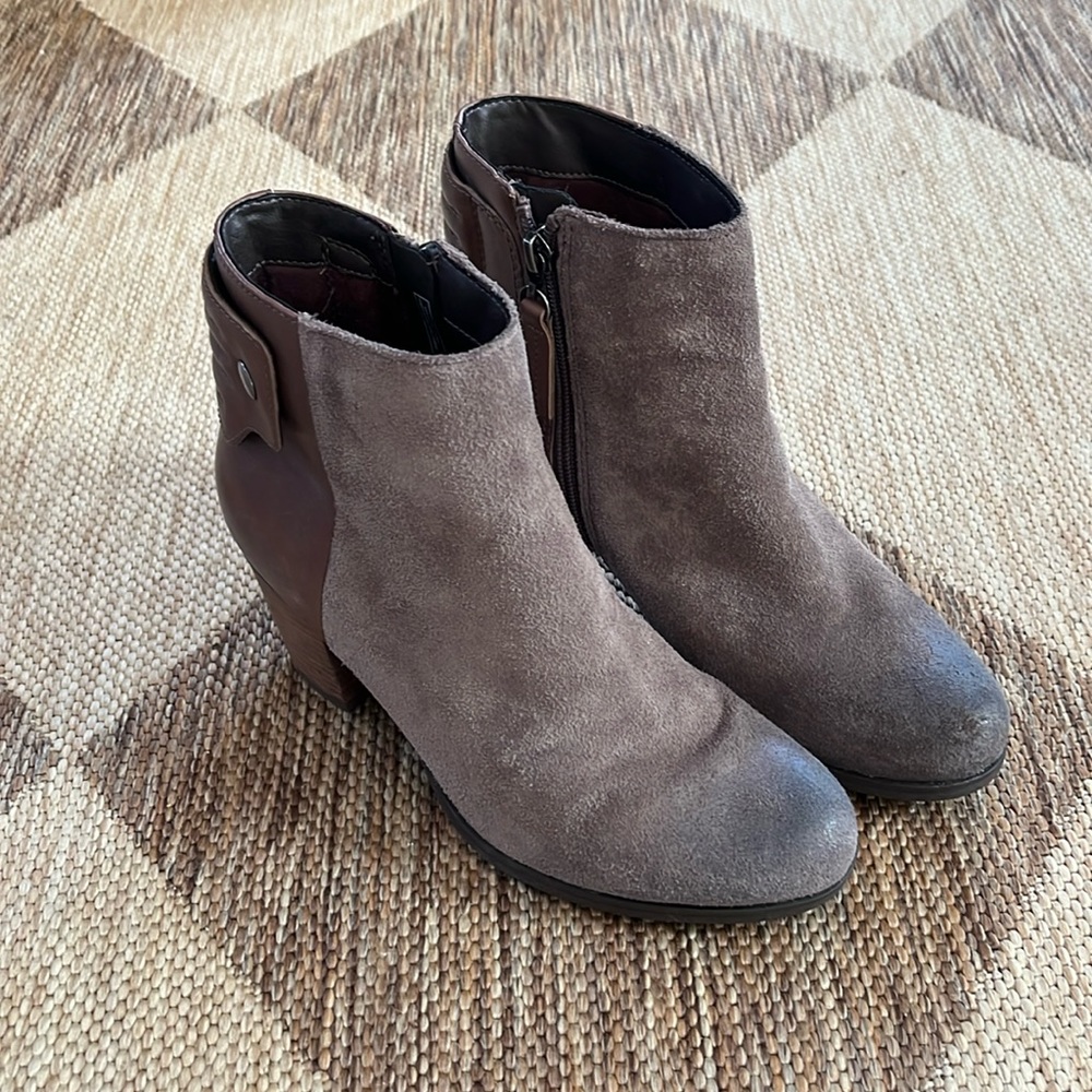 Clarks artisan leather taupe brown ankle boots. Size 7